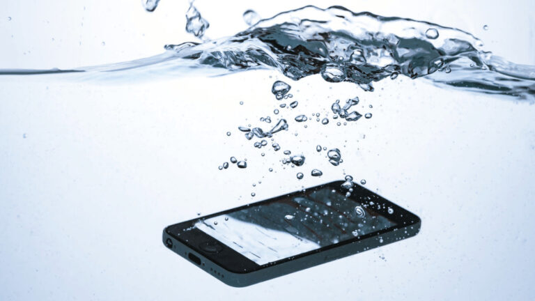 iPhoneが水没して故障した場合の修理方法と費用